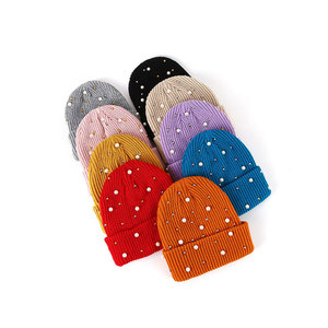 Gorro de punto unisex con diseño de puntos de diamantes de imitación en colores gris, amarillo, rosa y rojo para adultos, uso casual de invierno. - Product Image 6