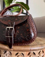 Sac à bandoulière léger en cuir véritable pour femme, style bohème floral, fait main, avec fermeture à rabat et sangle unique