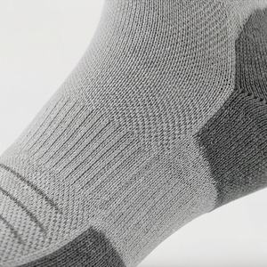 Chaussettes de randonnée pour hommes en gros, rembourrées, mi-mollet, en polyester et coton, pour sports de plein air, respirantes, chaudes, durables, douces, couleurs personnalisables, paires - Product Image 5