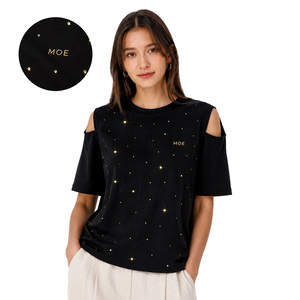 Camiseta de mujer con pedrería, negra lisa, con mangas recortadas, cuello redondo personalizado, corte regular, estilo casual y moderno. - Product Image 1