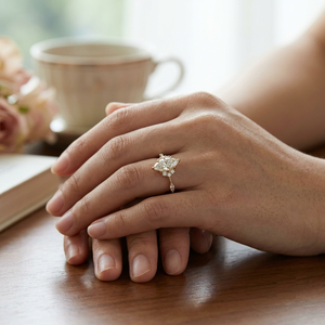Anillo de compromiso con diamante cultivado en laboratorio, engastado en bisel, plata, minimalista, joyería nupcial, regalo para mujer, elegante. - Product Image 3