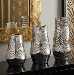 Juego de Jarrones Art Deco Plateados con Acabado Metálico Brillante, Decoración de Mesa Irregular con Diseño Acanalado a Bajo Precio - Product Image 1