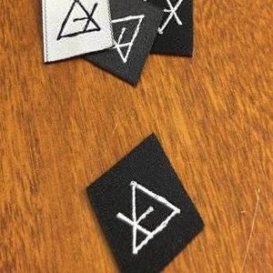 Étiquettes de vêtements tissées en damassé découpées au laser, écologiques, haute densité, design personnalisé - Product Image 3