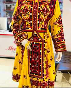 ผู้หญิงสวมชุดบาโลจิ คูชี - เสื้อทูนิค/คุรตะพิมพ์ลายดอกไม้ - ชุดบาโลจิชนเผ่าทำมือ - Product Image 5