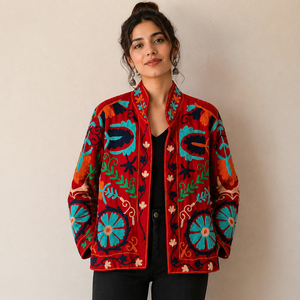 Chaqueta de Cuero Bordada Roja Intensa para Mujer, Abrigo Reversible de Otoño con Bordado Floral Suzani, Chaqueta Bomber Acolchada con Estampado en Relieve de Algodón - Product Image 1
