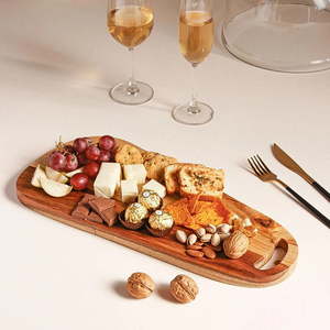 Planche à découper classique en bois avec surface lisse, construction durable et texture de bois naturel - Product Image 3