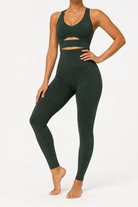 Conjunto de yoga de 2 piezas para mujer: Sujetador deportivo de cuello redondo y espalda cruzada en verde oscuro liso y leggings de cintura media de longitud completa con elasticidad en cuatro direcciones. - Product Image 6
