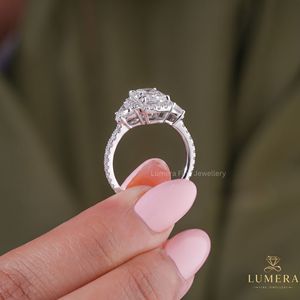 Anillo de Compromiso Personalizado con Tres Diamantes Cultivados en Laboratorio con Corte Radiante, Piedras Laterales en Forma de Pera y Halo Oculto, Oro de 14K o 18K - Product Image 2