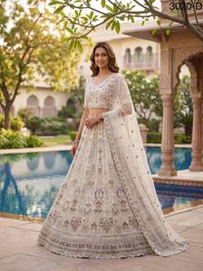 Ensemble de lehenga de mariée rose perlé avec dupatta en dentelle brodée pour femme - Product Image 4