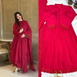 Traje de Gala Estilo India-Pakistán con Bordado, Seda Romana Pura, Vestido y Pantalón con Bordado Intenso, Dupatta con Bordado - Product Image 3