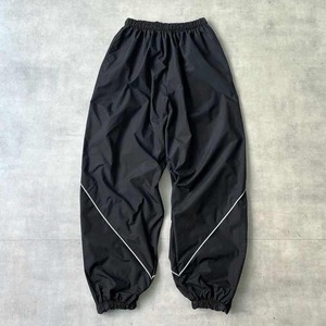 Pantalon de survêtement personnalisé pour homme en polyester et élasthanne avec logo brodé, coupe oversize et rayures - Product Image 4