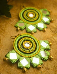 Boucles d'oreilles pendantes vertes faites à la main avec perles et pendentif miroir, idéales pour les fêtes, festivals ou comme cadeau - Product Image 1