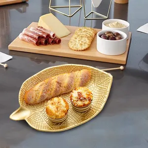 Ensemble d'assiettes de service en métal en forme de feuille, couleur or, motif gravé, design moderne, vaisselle durable pour les fêtes et les dîners - Product Image 3