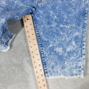 Pantalones cortos de mezclilla lavado ácido para hombre con logotipo personalizado High Street Style Loose Fit Raw Hem & Applique Cut Sew Patrón sólido - Product Image 6