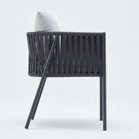 Fauteuil de salon moderne en corde avec pieds en métal, dossier solide et accoudoirs rembourrés, design tropical, siège de loisirs extérieur