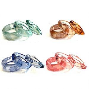 Bracelets en résine époxy de haute qualité faits à la main pour femmes, finition brillante élégante, légers, imperméables, bijoux de mode pour la remise des diplômes - Product Image 1