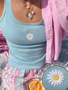 Débardeur en coton côtelé bleu clair à col rond avec broderie fleur marguerite pour femme – Vêtement d'été sans manches style streetwear - Product Image 1