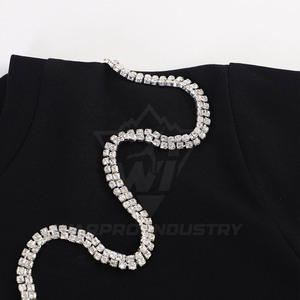 T-shirt de luxe pour femme à manches courtes avec strass et pierres, style streetwear, impression personnalisée, commande en gros - Product Image 5