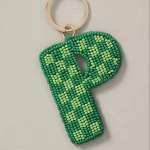 Porte-clés fantaisie en perles avec un design vibrant, style moderne, broderie perlée, aspect luxueux - Product Image 6