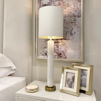 Lampe de table d'appoint en marbre design avec finition dorée luxueuse, forme linéaire épurée et beauté décorative moderne