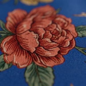 Nouveaux foulards carrés pour femmes de haute qualité en gros, 100 % soie, matériau premium, couleur unie, pour usage extérieur, logo personnalisé - Product Image 3