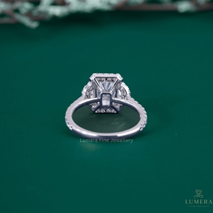 Bague de fiançailles en diamant de laboratoire à trois pierres, design de bagues de mariage, bagues en diamants taille radiant, bijoux fins sur mesure - Product Image 6