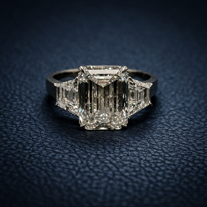 Anillo de Tres Piedras con Corte Esmeralda, Diamante Cultivado en Laboratorio, Chapado en Oro Sólido, Certificado IGI, Anillo de Compromiso y Boda para Mujer, Talla 7US - Product Image 1