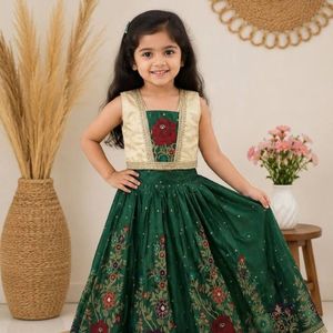 Lehenga de viscosa de seda premium con encaje bordado en el borde y blusa bordada con tela brillante, ropa de diseñador para bodas infantiles - Product Image 2