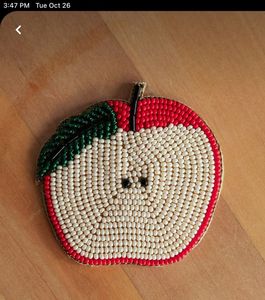 Elegante broche bordado a mano con diseño de manzana y cuentas, pin decorativo para la solapa de vestidos, chaquetas y bufandas. - Product Image 6