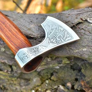 Hache viking artisanale en acier au carbone gravée d'un nœud celtique, hache à barbe avec manche en bois lisse et étui en cuir - Product Image 6