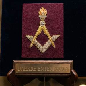 Parche Masónico Personalizado Bordado con Hilo de Bullion, Antorcha y Sol Radiante, Escuadra y Compás, Terciopelo Granate Hecho a Mano - Product Image 3