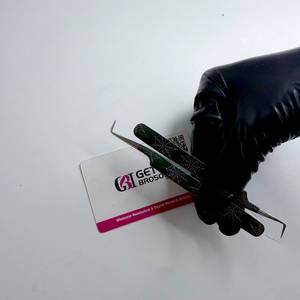 Pince à épiler pour extensions de cils en acier inoxydable, pointe argentée à 90 degrés, revêtement en papier noir de précision, prise en main parfaite et lisse, personnalisable - Product Image 3