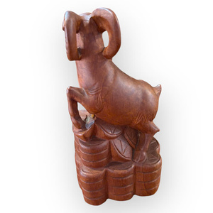 Une statue d'une chèvre exquisamment sculptée, en bois de Huong, est présentée. - Product Image 4