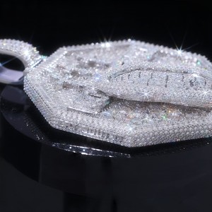 Pendentif Cercle Personnalisé en Argent 925 Plaqué Rhodium, Sertissage Griffe, Certifié GIA, Largeur 2,5 Pouces, Moissanite VVS Iced Out - Product Image 4