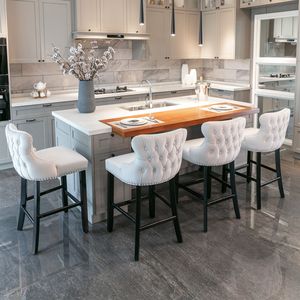 Tabourets de Bar Contemporains Beige Ensemble 4 Ailes Arrière Velours Rembourré Pieds en Bois Chrome Tête de Clou Garniture Bouton Décoration Tufté - Product Image 1