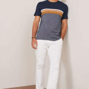 Camisetas de hombre de alta calidad con rayas horizontales, detalles tricolor, paleta de colores neutros, estilo casual urbano. - Product Image 2