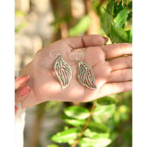 Boucles d'oreilles fines en argent sculpté en forme de feuille Meera Jaipur - Product Image 2