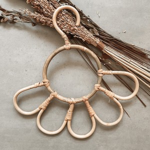 Percha de ratán multiusos de diseño único, perchas en forma de pétalo de flores, equipo de compras para tienda de ropa y uso doméstico - Product Image 1