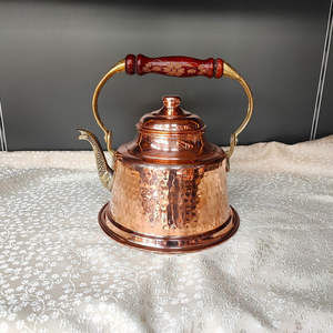 Bouilloire en cuivre classique, ustensile de cuisine intemporel, essentiel pour les cuisines traditionnelles et les rituels culinaires culturels dans le monde entier aujourd'hui. - Product Image 4