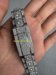 Montre de luxe artisanale en acier inoxydable, cadran romain entièrement serti de moissanite argentée, avec fenêtre en verre, 20 mm - Product Image 3