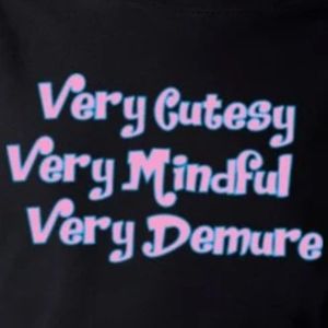 เสื้อยืดแขนสั้นลายกราฟิกสำหรับเด็กผู้หญิง สีดำ พิมพ์ลายตัวอักษรสีสันสดใส คอกลม สวมใส่สบาย น้ำหนักเบา เหมาะสำหรับทุกวัน - Product Image 5
