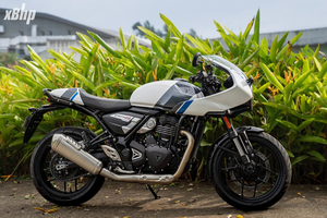 Moto TRIUMPH "THRUXTON 400" avec finition jaune et noire, échappement double et pare-brise, vitesse maximale supérieure à 80 km/h - Product Image 3