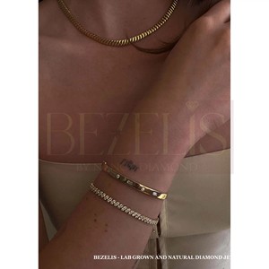 Pulsera llamativa de diamantes cultivados en laboratorio con motivos de piedras de corte mixto, diamantes cultivados en laboratorio en forma de baguette y redondos, y detalles en oro. - Product Image 2