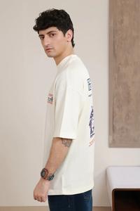 Camiseta gráfica con una silueta relajada y espacio adicional en el pecho y las mangas. - Product Image 3