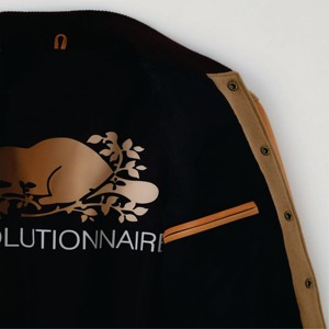 Chaqueta Varsity para Hombre, Cuero PU, Letra R Bordada en la Parte Delantera, Color Marrón, Estilo Preppy Otoñal, Corte Regular - Product Image 3