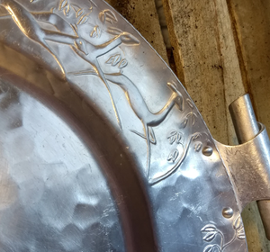 Assiette ronde en argent faite à la main avec motif de feuille en relief, en aluminium, pour mariages et événements de luxe - Product Image 6