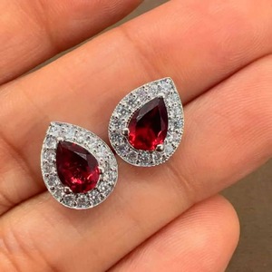 Boucles d'oreilles clous tendance en argent 925 plaqué rhodium avec grenat taille poire et halo de zircone cubique pour femme, idéales pour fiançailles, mariage et soirées - Collection Rhaya - Product Image 2