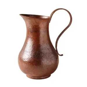 Pichet en cuivre martelé avec bec large, poignée courbée, corps bombé, col étroit, vaisselle rustique artisanale - Product Image 1