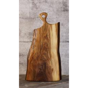 Planche à charcuterie artisanale en noyer noir de qualité supérieure, bord naturel, plateau de service unique en bois naturel pour fromages et viandes. - Product Image 2