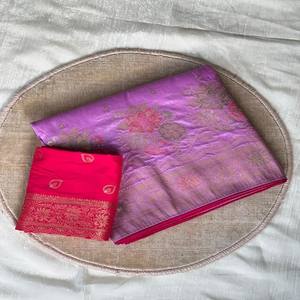 VASTRA COTTAGE Sari de Seda Dola Premium con Tejido Meenakari Zari, Borde de Zari con Ribete y Blusa en Contraste, Sari Elegante para Fiestas - Product Image 5